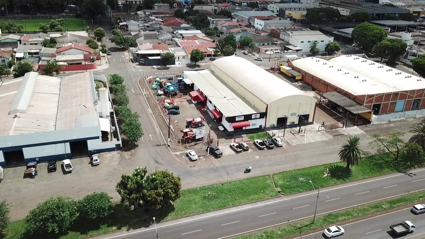Vista aérea da estrutura da AGROTORK em Londrina, com máquinas e implementos expostos